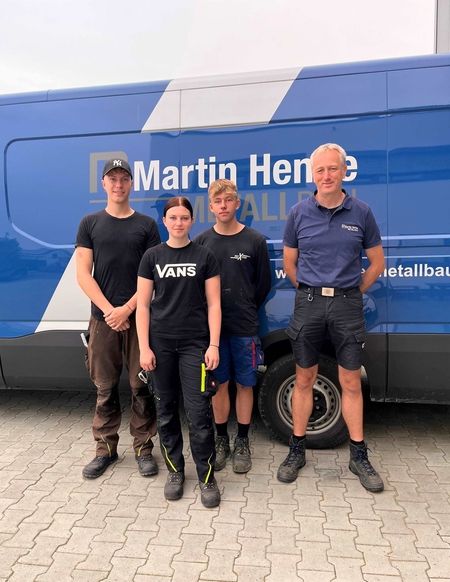 Martin Henke mit neuen Auszubildenden