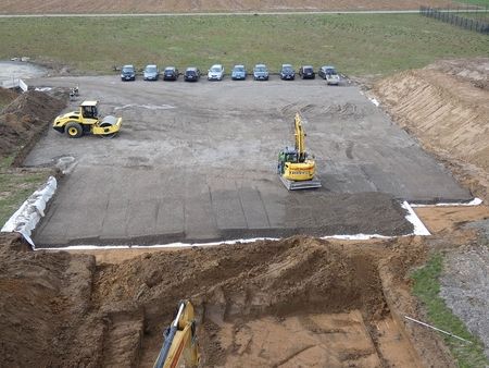 Baustelle mit einem Bulldozer und einem Traktor, die an der Erdbewegung und dem Bau von Strukturen arbeiten.