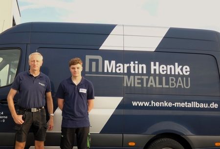 Martin Henke mit neuen Auszubildenden neben sich.