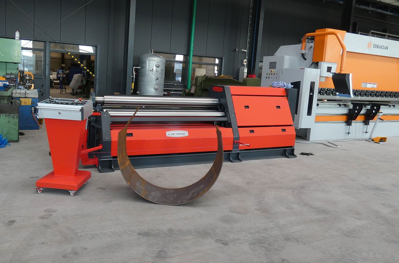 Eine Maschine zur Herstellung von Stahlrohren in einer industriellen Umgebung.